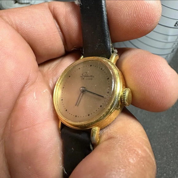 Vintage Selecta De Luxe Mechanical Windup Watch Gold Tone Black Band Working - Picture 2 of 7